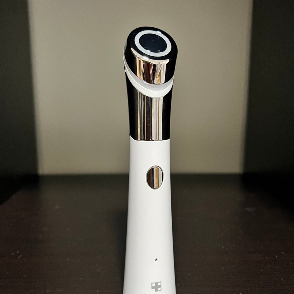 Medicube facial device.